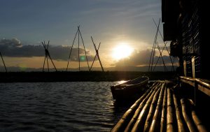 Sonnenuntergang über den Floating Houses auf dem Lake Tempe