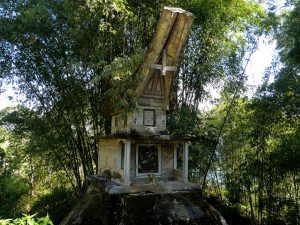 Ein Grab in Tanah Toraja