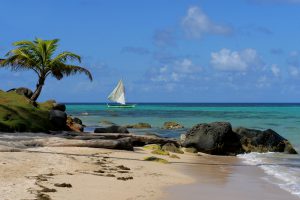 Segelboot vor'm Strand von Little Corn Island