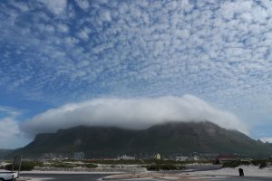 Die Tischdecke hängt über dem Tafelberg