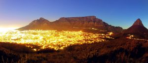 Kapstadt und Tafelberg bei Nacht