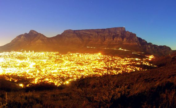 Kapstadt und Tafelberg bei Nacht